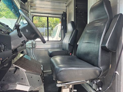 Used 2017 Ford E-350 and Econoline 350 Super Duty w/ A/C Prep Package RWD image 5