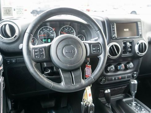 Used 2017 Jeep Wrangler Unlimited Rubicon w/ Connectivity Group image 14