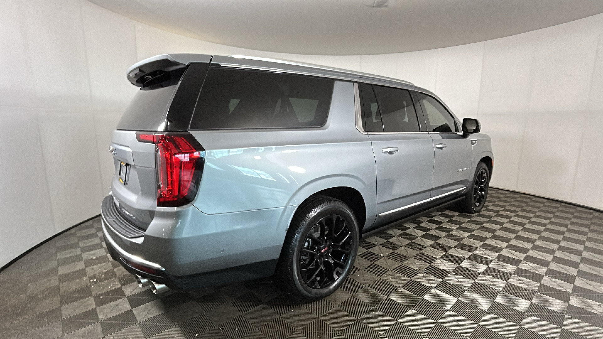 Used 2024 GMC Yukon XL Denali w/ Denali Reserve Package AWD/4WD image 3