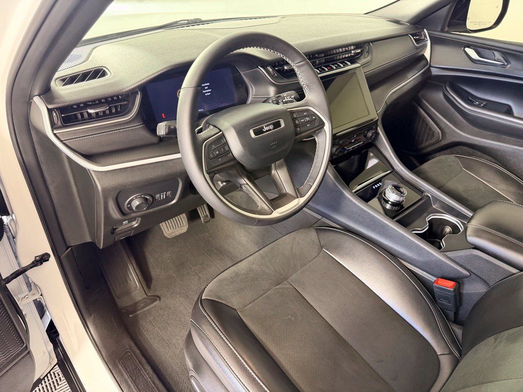 Used 2025 Jeep Grand Cherokee Altitude RWD image 40