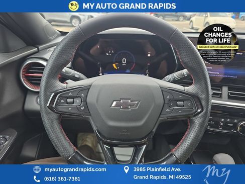 Used 2025 Chevrolet Trax RS FWD image 14