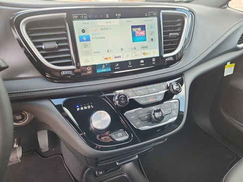 New 2026 Chrysler Pacifica Select image 13