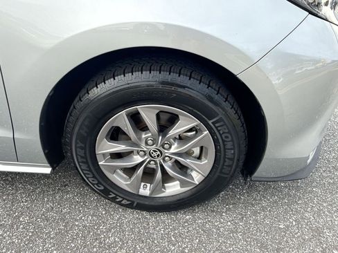 Used 2024 Toyota Sienna XLE image 33