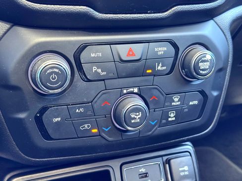 Used 2018 Jeep Renegade Limited w/ UConnect 8.4 Nav Group image 28