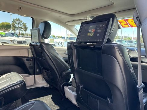 Used 2017 Chrysler Pacifica Limited w/ UConnect Theater Package FWD image 22
