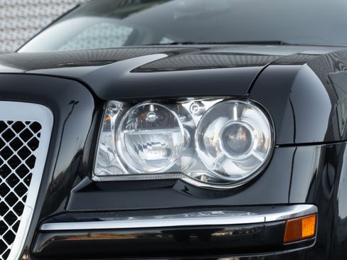 Used 2010 Chrysler 300 C image 29