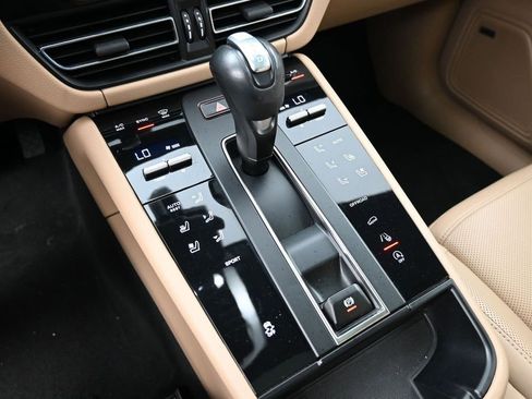 Certified 2024 Porsche Macan AWD/4WD image 22