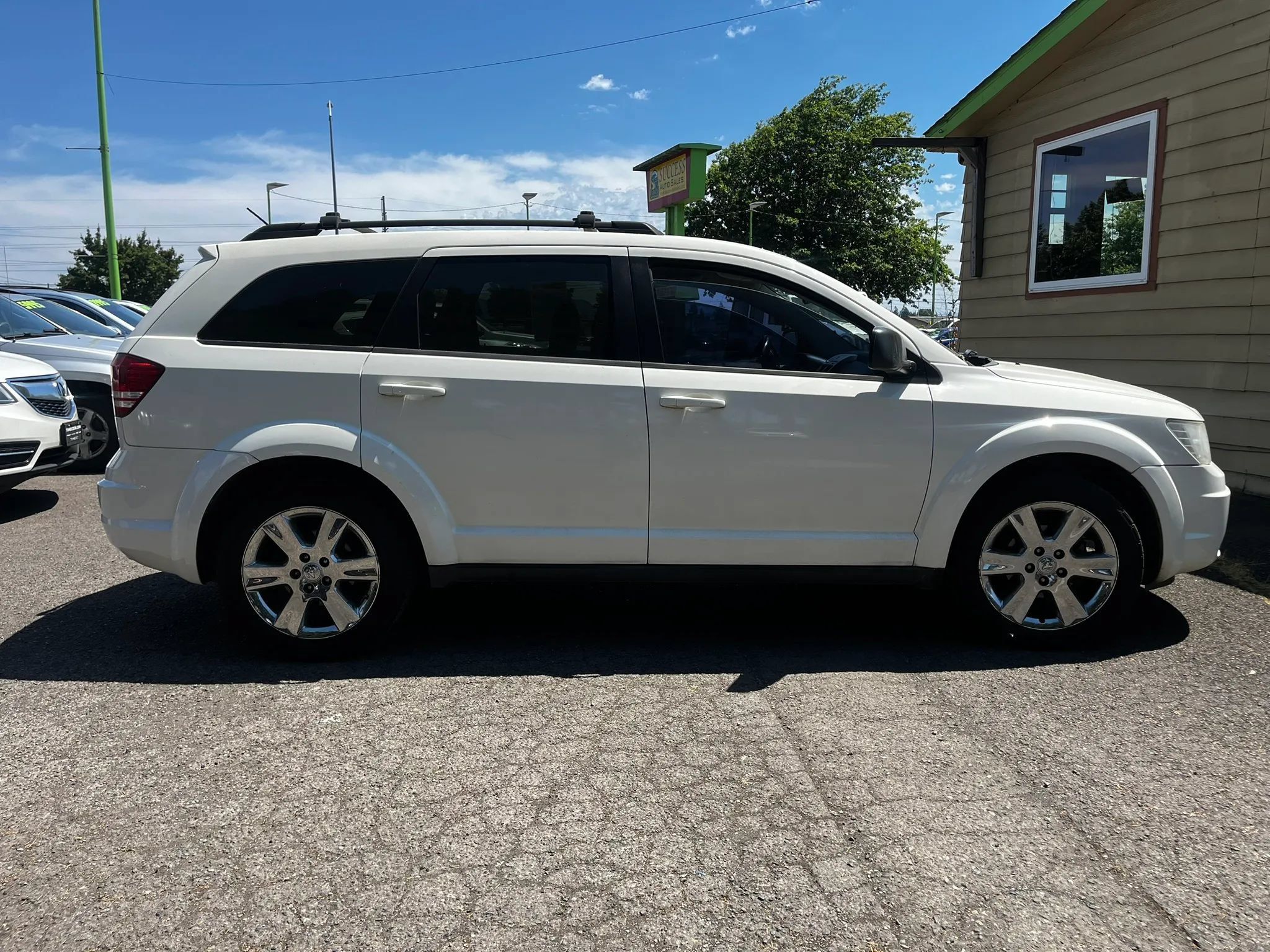 Used 2009 Dodge Journey SXT w/ Chrome Appearance Group FWD image 2