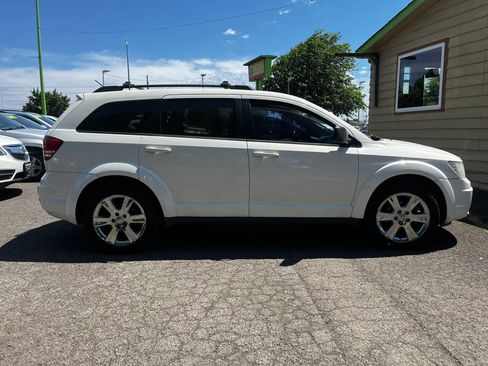 Used 2009 Dodge Journey SXT w/ Chrome Appearance Group FWD image 2