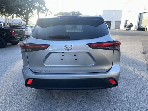 Used 2023 Toyota Highlander XLE FWD image 4
