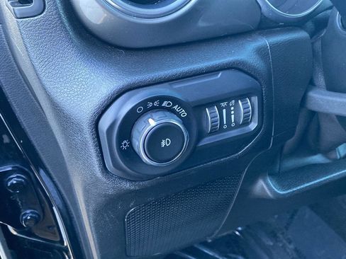 Used 2019 Jeep Wrangler Unlimited Sahara image 5