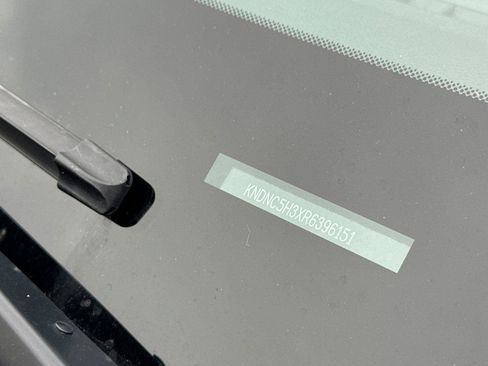 Used 2024 Kia Carnival EX image 7