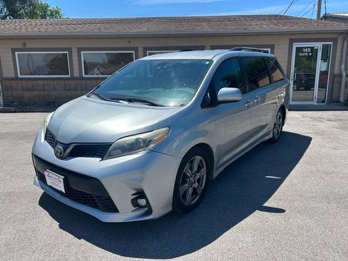 Used 2018 Toyota Sienna SE FWD image 1