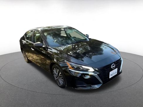 Used 2025 Nissan Altima 2.5 SV image 3