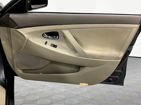 Used 2011 Toyota Camry LE FWD image 27
