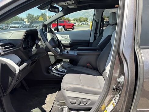 Used 2021 Toyota Sienna XSE AWD/4WD image 5