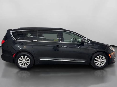 Used 2017 Chrysler Pacifica Touring-L image 11