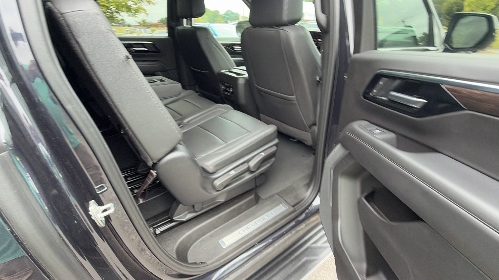 Used 2025 Chevrolet Suburban LT RWD image 21