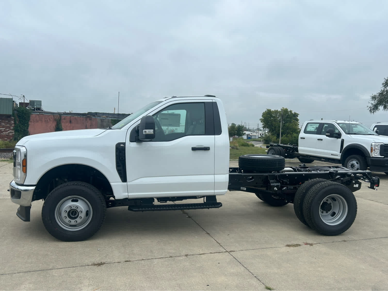 New 2027 Ford F350 XL w/ XL Chrome Package AWD/4WD image 2