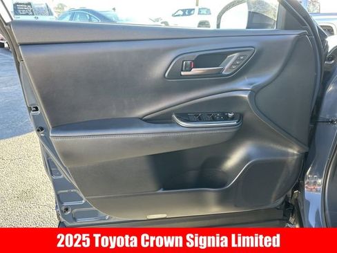 Used 2025 Toyota Crown Signia image 4
