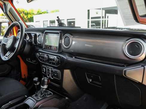 Used 2018 Jeep Wrangler Unlimited Sahara image 13