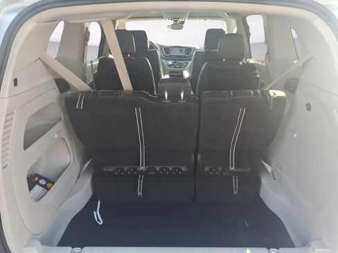 Used 2024 Chrysler Pacifica Touring-L image 28