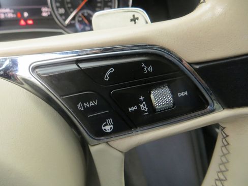 Used 2018 Bentley Bentayga image 18