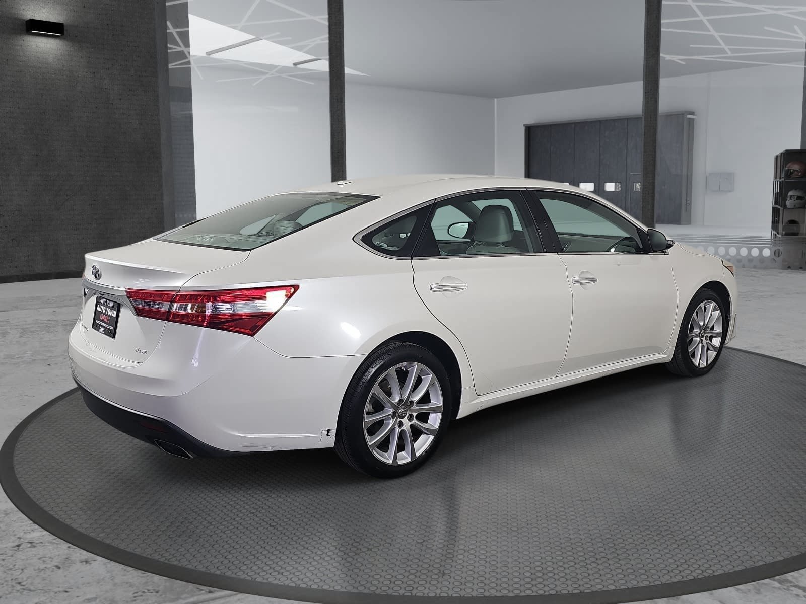 Used 2013 Toyota Avalon XLE Touring FWD image 5