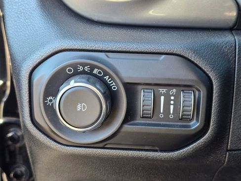 Used 2020 Jeep Wrangler Unlimited Sahara image 31