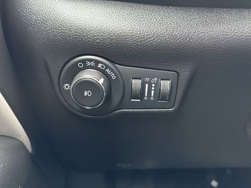 Used 2022 Jeep Compass Limited w/ Sun and Sound Group image 17