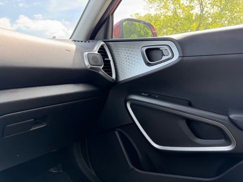 Used 2025 Kia Soul LX w/ LX Technology Package FWD image 20