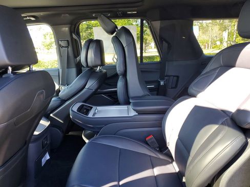 New 2025 Lincoln Navigator L Reserve w/ Jet Appearance Package AWD/4WD image 11
