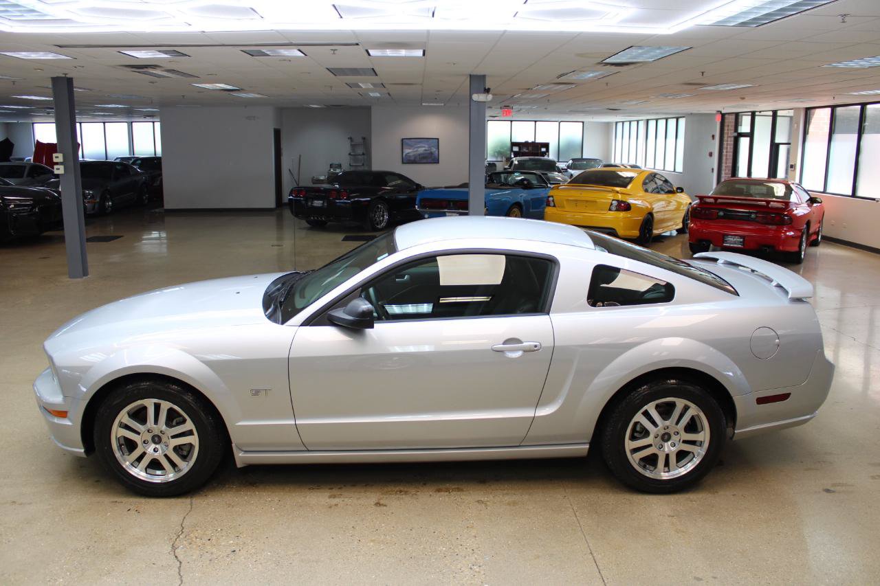 Used 2005 Ford Mustang GT RWD image 16