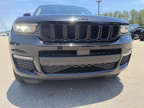 Used 2022 Jeep Grand Cherokee L Limited w/ Black Appearance Package AWD/4WD image 25