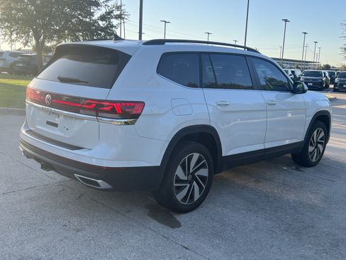 Used 2024 Volkswagen Atlas SE w/ Panoramic Sunroof Package FWD image 9