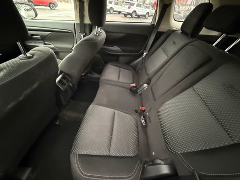Used 2019 Mitsubishi Outlander ES image 13