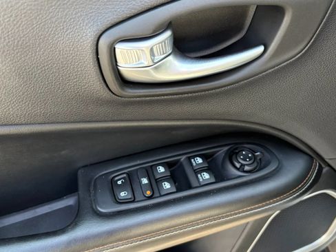 Used 2018 Jeep Compass Latitude w/ Cold Weather Group AWD/4WD image 17