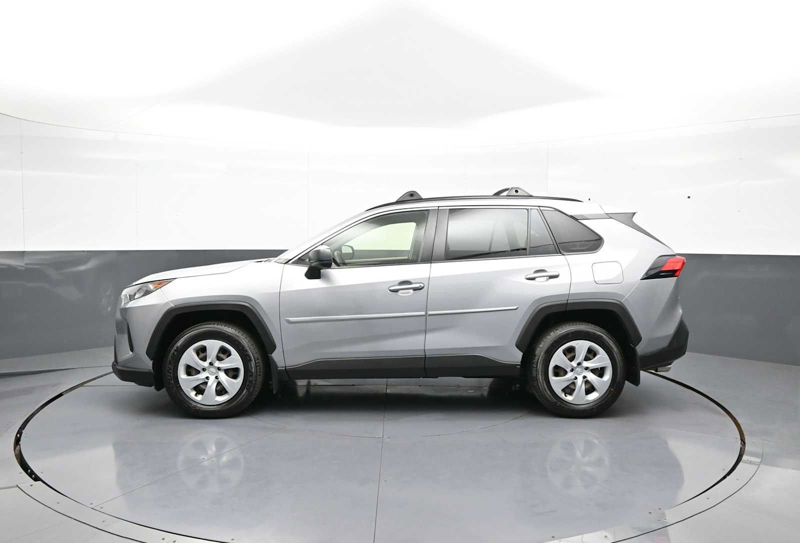 Used 2021 Toyota RAV4 LE AWD/4WD image 9
