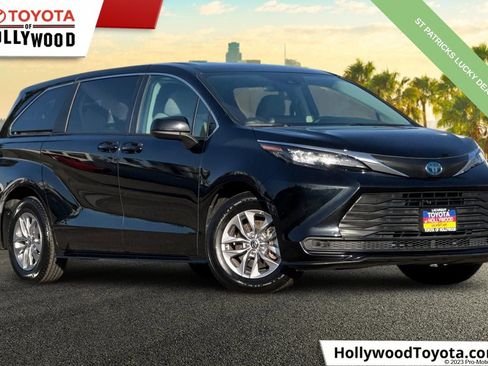 Used 2024 Toyota Sienna LE image 1