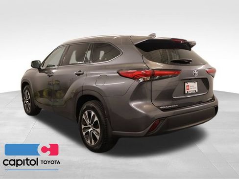 Used 2021 Toyota Highlander XLE AWD/4WD image 4