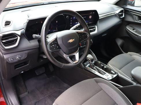 Used 2024 Chevrolet TrailBlazer LT w/ LT Cold Weather Package FWD image 4