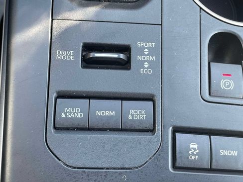 Used 2021 Toyota Highlander XLE AWD/4WD image 30