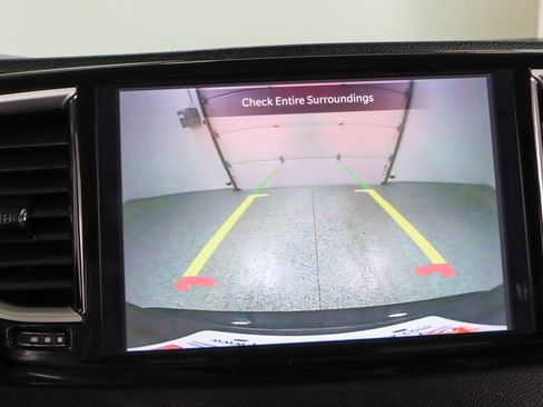 Used 2023 Chrysler Pacifica Touring-L FWD image 18
