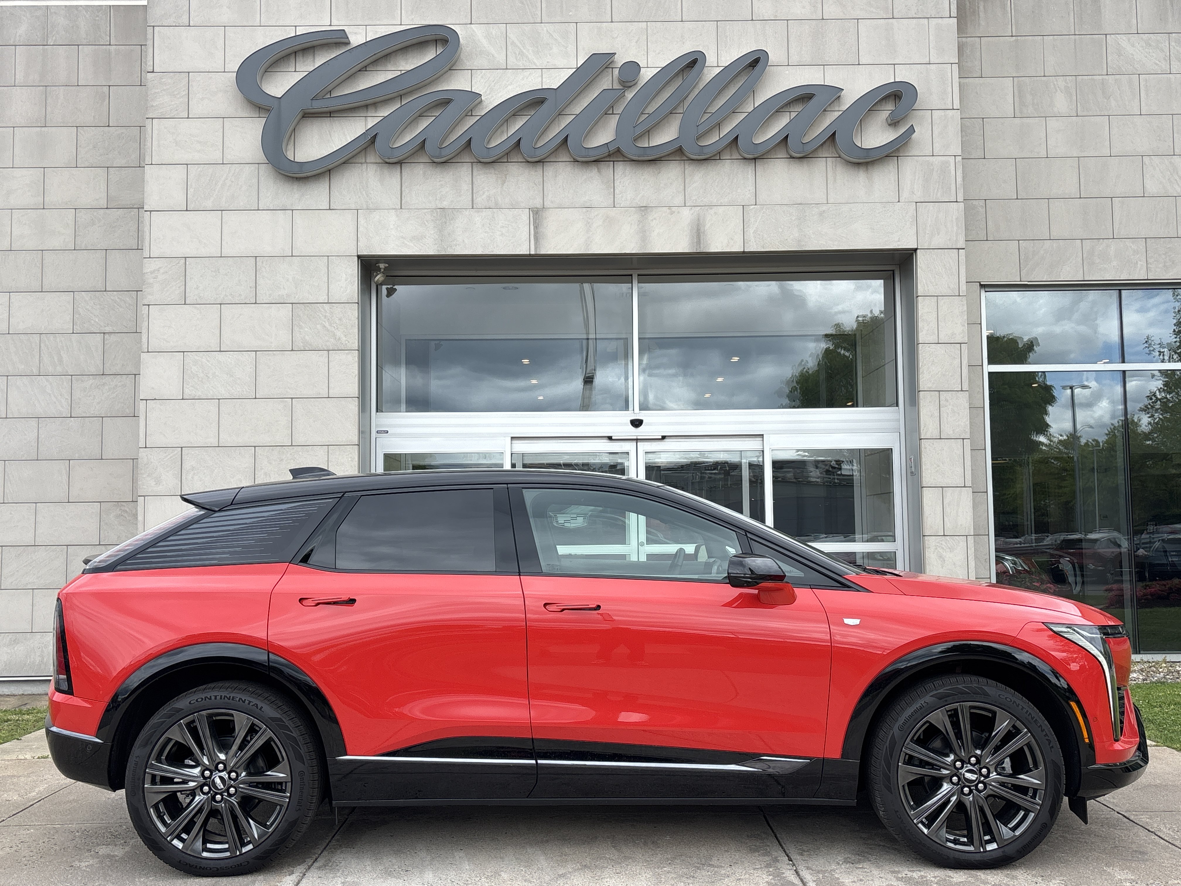 Used 2025 Cadillac Optiq Sport 2 AWD/4WD image 3