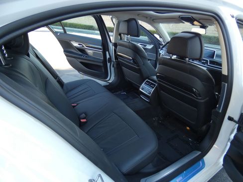 Used 2022 BMW 745e xDrive image 36