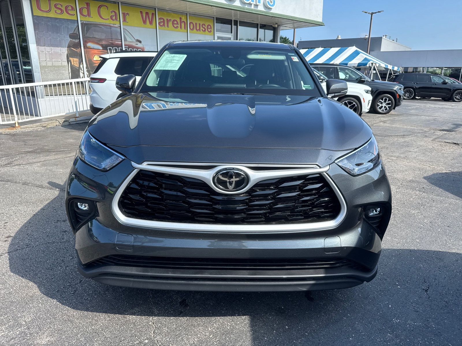 Used 2025 Toyota Highlander LE FWD image 2