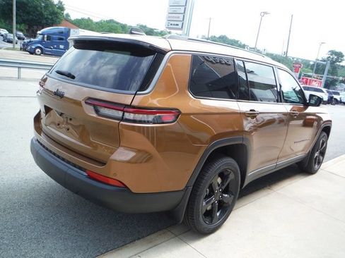 New 2026 Jeep Grand Cherokee L Limited w/ Limited Altitude Package AWD/4WD image 10