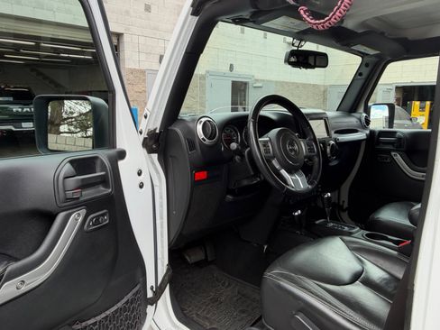 Used 2016 Jeep Wrangler Unlimited Rubicon AWD/4WD image 10