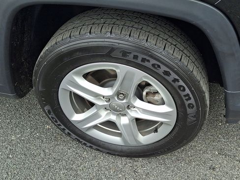 Used 2023 Jeep Compass Latitude image 9