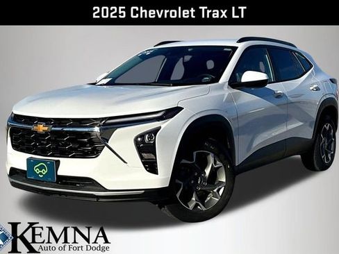 Used 2025 Chevrolet Trax LT w/ Driver Confidence Package FWD image 3